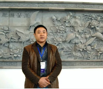 艾禮群：將荷塘美景雕在“金磚”上